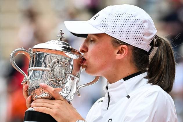 June 10, 2023, Paris, France, France: Iga SWIATEK of Poland celebrates his victory with the trophy during the fourteenth day of Roland-Garros 2023, French Open 2023, Grand Slam tennis tournament at the Roland-Garros Stadium on June 10, 2023 in Paris, France. Paris France - ZUMAm308 20230610_zsp_m308_015 Copyright: xMatthieuxMirvillex