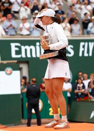 Winner Iga Swiatek drops the lid from the cup, award ceremony, presentation Copyright: xJuergenxHasenkopfx