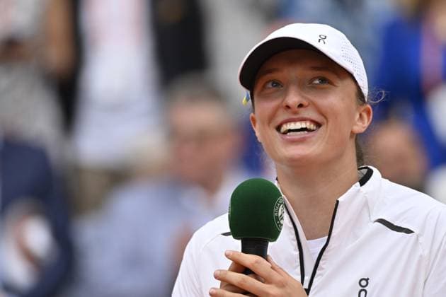 Sport Bilder des Tages Tennis : Roland Garros 2023 - France - Iga Swiatek remporte le tournoi de Roland Garros Tennis : Roland Garros 2023 - France - 10 06 23 ChrysleneCaillaud Panoramic 