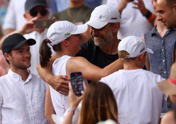Mandatory Credit: Photo by Ella Ling Shutterstock (13949287bi) Iga Swiatek of Poland hugs her coach French Open Tennis, Day 14, Roland Garros, Paris, France - 10 June 2023 French Open Tennis, Day 14, Roland Garros, Paris, France - 10 June 2023  Copyright: xEllaxLing Shutterstockx 13949287bi