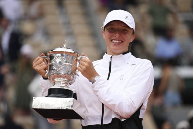 Iga Swiatek (Pol) et le trophee TENNIS : Roland Garros 2023 - Finale Dames - Paris - 10 06 2023 JBAutissier Panoramic 