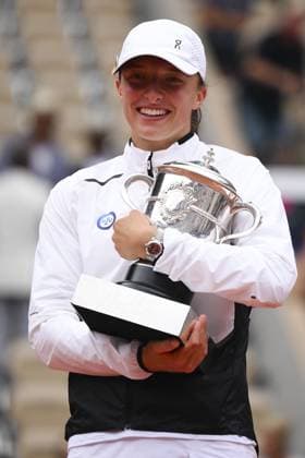 Iga Swiatek (Pol) et le trophee TENNIS : Roland Garros 2023 - Finale Dames - Paris - 10 06 2023 JBAutissier Panoramic 