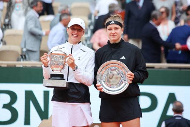 Roland Garros 2023 - Iga Swiatek Of Poland Poses With Her Winners Trophy - Day 14 Nb Iga Swiatek of Poland poses with her winners trophy after victory against Karolina Muchova of Czech Republic during French Open Roland Garros 2023 on Juin 10, 2023 in Paris, France. Photo by Nasser Berzane ABACAPRESS.COM Paris France  Copyright: xBerzanexNasser ABACAx 856510_014 BerzanexNasser ABACAx 0259452757st