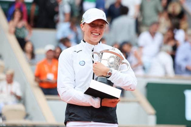 Roland Garros 2023 - Iga Swiatek Of Poland Poses With Her Winners Trophy - Day 14 Nb Iga Swiatek of Poland poses with her winners trophy after victory against Karolina Muchova of Czech Republic during French Open Roland Garros 2023 on Juin 10, 2023 in Paris, France. Photo by Nasser Berzane ABACAPRESS.COM Paris France  Copyright: xBerzanexNasser ABACAx 856510_019 BerzanexNasser ABACAx 0259452779st