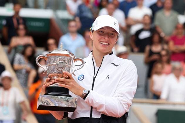 Roland Garros 2023 - Iga Swiatek Of Poland Poses With Her Winners Trophy - Day 14 Nb Iga Swiatek of Poland poses with her winners trophy after victory against Karolina Muchova of Czech Republic during French Open Roland Garros 2023 on Juin 10, 2023 in Paris, France. Photo by Nasser Berzane ABACAPRESS.COM Paris France  Copyright: xBerzanexNasser ABACAx 856510_029 BerzanexNasser ABACAx 0259452819st
