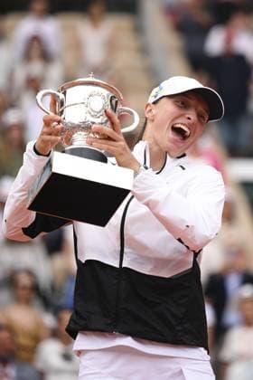 Iga Swiatek (Pol) brandissant le trophee TENNIS : Roland Garros 2023 - Finale Dames - Paris - 10 06 2023 JBAutissier Panoramic 