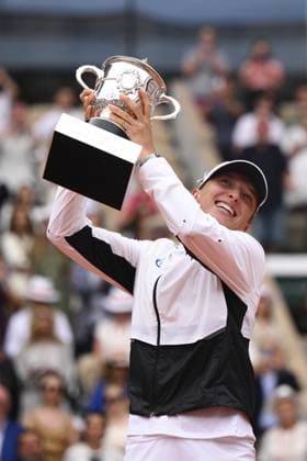 Iga Swiatek (Pol) brandissant le trophee TENNIS : Roland Garros 2023 - Finale Dames - Paris - 10 06 2023 JBAutissier Panoramic 