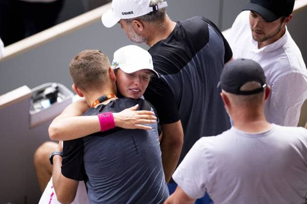 joie d Iga Swiatek (Pol) embrassant son clan TENNIS : Roland Garros 2023 - Finale Dames - Paris - 10 06 2023 JBAutissier Panoramic 