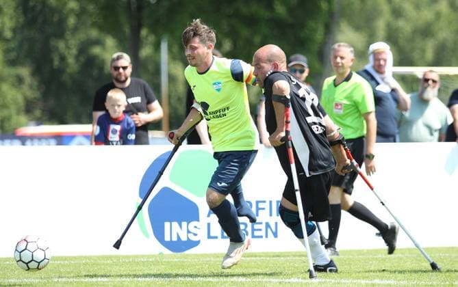German Amputee Football League, Third Matchday at the Paul Hauenschild facility of the HSV SG North East kickoff Hoffenheim Dimitri Briegemann Hoffenheim, l , Marco Reinicke Norderstedt Schleswig Holstein