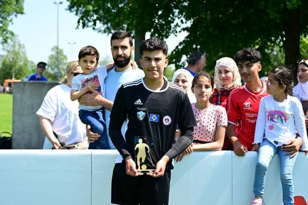 Sport I Mixed I Season 2022 2023 I Amputee Football Bundesliga I 3 Matchday I Miscellaneous I 10 06 2023 Award for the goal of the matchday Majed Sajid 9, SG Nord Ost In the background are family and friends Hamburg Paul Hauenschild Sportanlage Schleswig Holstein Germany Copyright: xLobeca FelixxSchlikisx