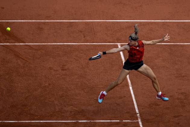 Roland Garros 2023 - Day 14 - Women s Final Karolina Muchova returns the ball against Iga Swiatek on the Women s Singles final at Roland Garros Grand Slam Tournament - Day 14 on June 10, 2023 in Paris, France. Paris France  Copyright: xRobertxSzaniszlox originalFilename:szaniszlo-notitle230610_npGzP.jpg