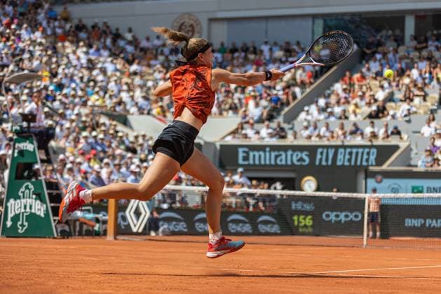 Roland Garros 2023 - Day 14 - Women s Final Karolina Muchova returns the ball against Iga Swiatek on the Women s Singles final at Roland Garros Grand Slam Tournament - Day 14 on June 10, 2023 in Paris, France. Paris France  Copyright: xRobertxSzaniszlox originalFilename:szaniszlo-notitle230610_npJba.jpg
