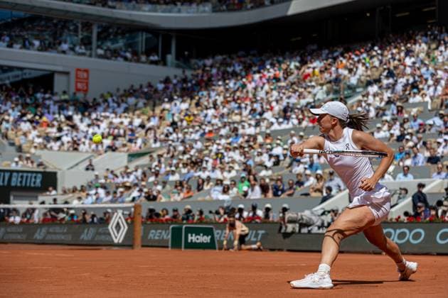 Roland Garros 2023 - Day 14 - Women s Final Iga Swiatek returns the ball against Karolina Muchova on the Women s Singles final at Roland Garros Grand Slam Tournament - Day 14 on June 10, 2023 in Paris, France. Paris France  Copyright: xRobertxSzaniszlox originalFilename:szaniszlo-notitle230610_npjDR.jpg