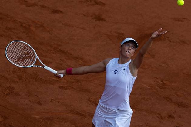 Roland Garros 2023 - Day 14 - Women s Final Iga Swiatek serves against Karolina Muchova on the Women s Singles final at Roland Garros Grand Slam Tournament - Day 14 on June 10, 2023 in Paris, France. Paris France  Copyright: xRobertxSzaniszlox originalFilename:szaniszlo-notitle230610_np3nx.jpg