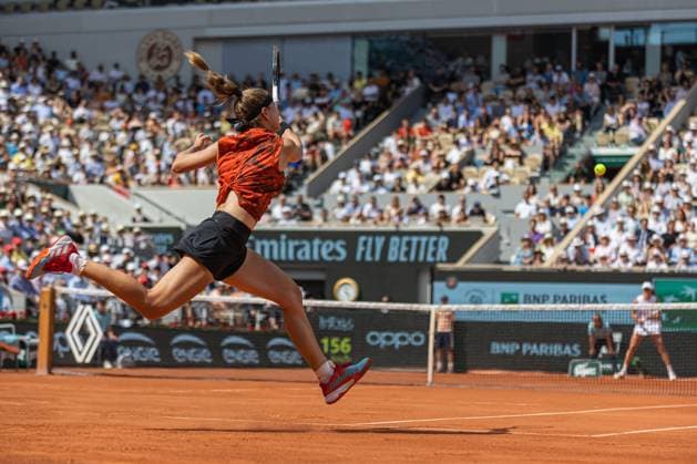 Roland Garros 2023 - Day 14 - Women s Final Karolina Muchova returns the ball against Iga Swiatek on the Women s Singles final at Roland Garros Grand Slam Tournament - Day 14 on June 10, 2023 in Paris, France. Paris France  Copyright: xRobertxSzaniszlox originalFilename:szaniszlo-notitle230610_npQwC.jpg