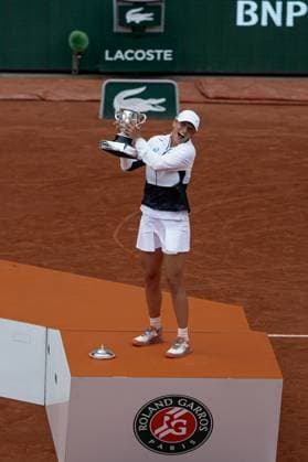Roland Garros 2023 - Day 14 - Women s Final Iga Swiatek with the trophy on the podium after the Women s Singles final at Roland Garros Grand Slam Tournament - Day 14 on June 10, 2023 in Paris, France. Paris France  Copyright: xRobertxSzaniszlox originalFilename:szaniszlo-notitle230610_npWPa.jpg