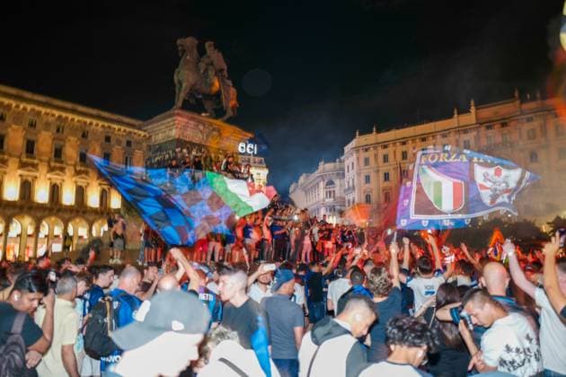 Football, CL, Inter Milan, fans at Piazza de Duomo in Milan after losing the final.