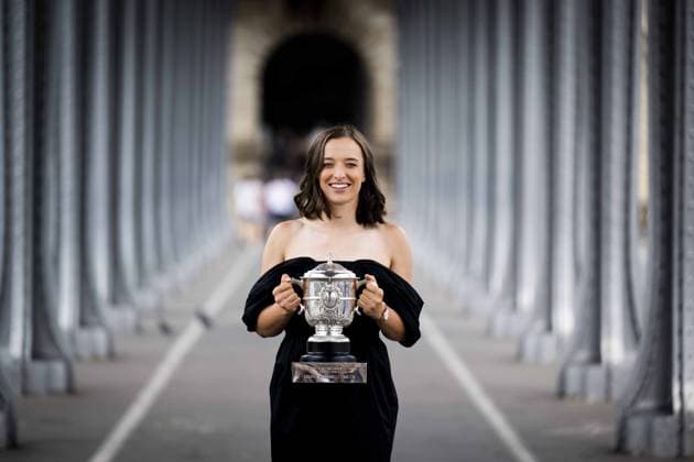 La Polonaise Iga Swiatek pose avec le trophee du vainqueur Dames des Internantionaux de France de Roland Garros sur le Pont Bir Hakeim a Paris TENNIS : Roland Garros 2023 - Finale Dames - Paris - 11 06 2023 JBAutissier Panoramic 