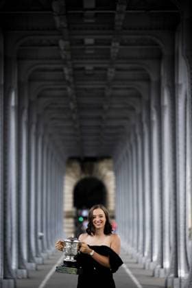 La Polonaise Iga Swiatek pose avec le trophee du vainqueur Dames des Internantionaux de France de Roland Garros sur le Pont Bir Hakeim a Paris TENNIS : Roland Garros 2023 - Finale Dames - Paris - 11 06 2023 JBAutissier Panoramic 