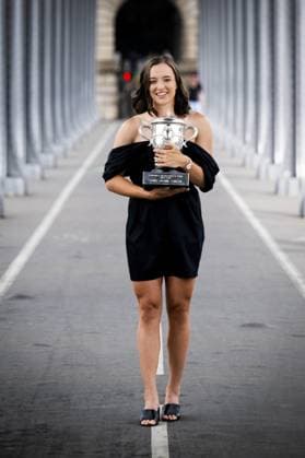La Polonaise Iga Swiatek pose avec le trophee du vainqueur Dames des Internantionaux de France de Roland Garros sur le Pont Bir Hakeim a Paris TENNIS : Roland Garros 2023 - Finale Dames - Paris - 11 06 2023 JBAutissier Panoramic 