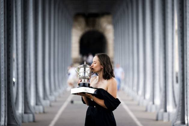 La Polonaise Iga Swiatek pose avec le trophee du vainqueur Dames des Internantionaux de France de Roland Garros sur le Pont Bir Hakeim a Paris TENNIS : Roland Garros 2023 - Finale Dames - Paris - 11 06 2023 JBAutissier Panoramic 