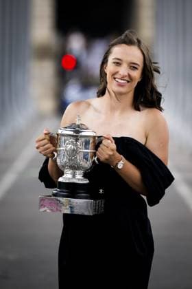 La Polonaise Iga Swiatek pose avec le trophee du vainqueur Dames des Internantionaux de France de Roland Garros sur le Pont Bir Hakeim a Paris TENNIS : Roland Garros 2023 - Finale Dames - Paris - 11 06 2023 JBAutissier Panoramic 