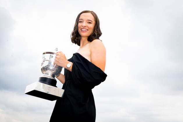 La Polonaise Iga Swiatek pose avec le trophee du vainqueur Dames des Internantionaux de France de Roland Garros sur le Pont Bir Hakeim a Paris en fond de Tour Eiffeil TENNIS : Roland Garros 2023 - Finale Dames - Paris - 11 06 2023 JBAutissier Panoramic 
