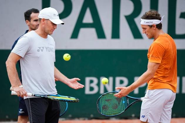 French Open, Roland Garros finale: Casper Ruud - Novak Djokovic Paris, Frankrike 20230611. Casper Ruuds trener og far Christian Ruud (t.v.) og Casper Ruud under trening for finalen i tennis i Roland-Garros-turneringen mellom Casper Ruud og Novak Djokovic fra Serbia. Foto: Beate Oma Dahle NTB Paris Frankrike EDITORIAL USE ONLY. RESTRICTED USE FOR BETTING COMPANIES Ref:_SPO_BNCRKRdrBazrx8.jpg  Copyright: xBeatexOmaxDahlex xNTBx