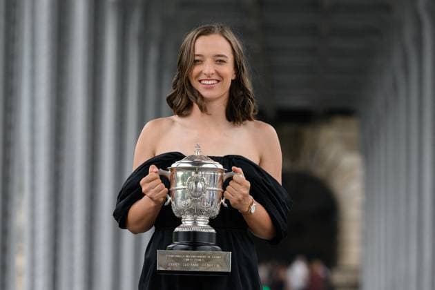 French Open - Iga Swiatek Poses With Her Trophy Iga Swiatek of Poland poses with the Suzanne Lenglen Trophy on the Bir-Hakeim bridge after winning the Women s Singles Title in the 2023 French Open on June 11, 2023 in Paris, France. Photo by Laurent Zabulon ABACAPRESS.COM Paris France  Copyright: xZabulonxLaurent ABACAx 856576_023 ZabulonxLaurent ABACAx 856576_023
