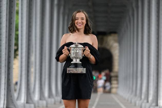 French Open - Iga Swiatek Poses With Her Trophy Iga Swiatek of Poland poses with the Suzanne Lenglen Trophy on the Bir-Hakeim bridge after winning the Women s Singles Title in the 2023 French Open on June 11, 2023 in Paris, France. Photo by Laurent Zabulon ABACAPRESS.COM Paris France  Copyright: xZabulonxLaurent ABACAx 856576_025 ZabulonxLaurent ABACAx 856576_025