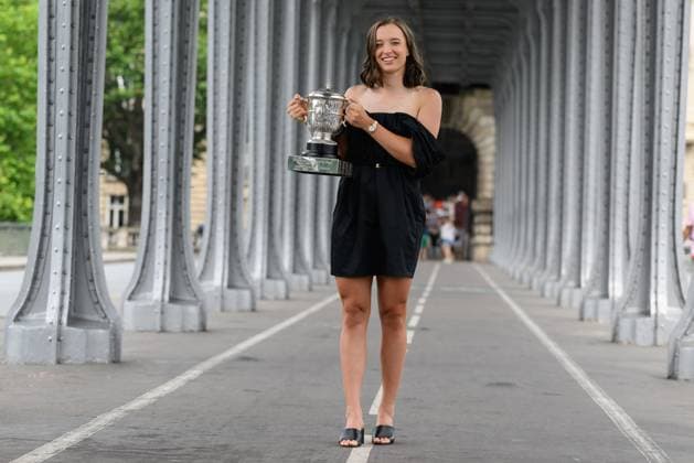 French Open - Iga Swiatek Poses With Her Trophy Iga Swiatek of Poland poses with the Suzanne Lenglen Trophy on the Bir-Hakeim bridge after winning the Women s Singles Title in the 2023 French Open on June 11, 2023 in Paris, France. Photo by Laurent Zabulon ABACAPRESS.COM Paris France  Copyright: xZabulonxLaurent ABACAx 856576_026 ZabulonxLaurent ABACAx 856576_026