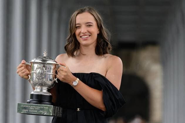 French Open - Iga Swiatek Poses With Her Trophy Iga Swiatek of Poland poses with the Suzanne Lenglen Trophy on the Bir-Hakeim bridge after winning the Women s Singles Title in the 2023 French Open on June 11, 2023 in Paris, France. Photo by Laurent Zabulon ABACAPRESS.COM Paris France  Copyright: xZabulonxLaurent ABACAx 856576_027 ZabulonxLaurent ABACAx 856576_027