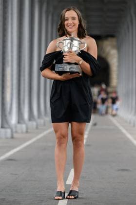 French Open - Iga Swiatek Poses With Her Trophy Iga Swiatek of Poland poses with the Suzanne Lenglen Trophy on the Bir-Hakeim bridge after winning the Women s Singles Title in the 2023 French Open on June 11, 2023 in Paris, France. Photo by Laurent Zabulon ABACAPRESS.COM Paris France  Copyright: xZabulonxLaurent ABACAx 856576_029 ZabulonxLaurent ABACAx 856576_029