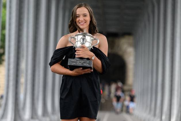 French Open - Iga Swiatek Poses With Her Trophy Iga Swiatek of Poland poses with the Suzanne Lenglen Trophy on the Bir-Hakeim bridge after winning the Women s Singles Title in the 2023 French Open on June 11, 2023 in Paris, France. Photo by Laurent Zabulon ABACAPRESS.COM Paris France  Copyright: xZabulonxLaurent ABACAx 856576_030 ZabulonxLaurent ABACAx 856576_030
