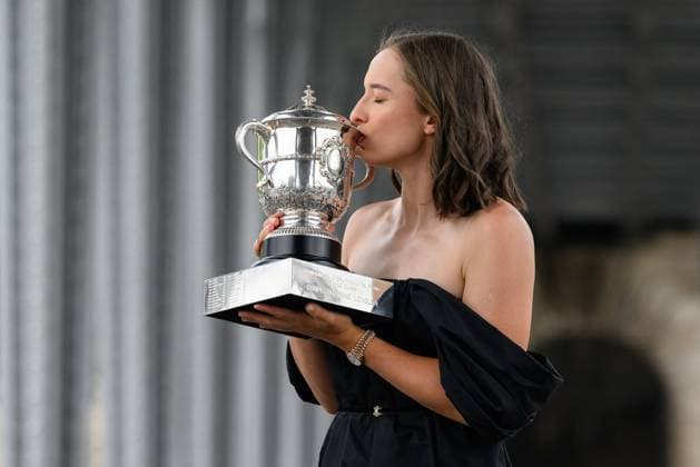 French Open - Iga Swiatek Poses With Her Trophy Iga Swiatek of Poland poses with the Suzanne Lenglen Trophy on the Bir-Hakeim bridge after winning the Women s Singles Title in the 2023 French Open on June 11, 2023 in Paris, France. Photo by Laurent Zabulon ABACAPRESS.COM Paris France  Copyright: xZabulonxLaurent ABACAx 856576_033 ZabulonxLaurent ABACAx 856576_033