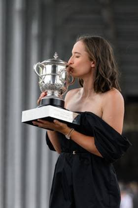 French Open - Iga Swiatek Poses With Her Trophy Iga Swiatek of Poland poses with the Suzanne Lenglen Trophy on the Bir-Hakeim bridge after winning the Women s Singles Title in the 2023 French Open on June 11, 2023 in Paris, France. Photo by Laurent Zabulon ABACAPRESS.COM Paris France  Copyright: xZabulonxLaurent ABACAx 856576_034 ZabulonxLaurent ABACAx 856576_034