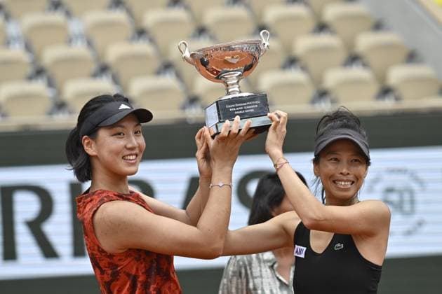 Tennis : Roland Garros 2023 - France - Wang Xinyu Su wei Hsieh gagnent le double dames Tennis : Roland Garros 2023 - France - 11 06 23 ChrysleneCaillaud Panoramic 