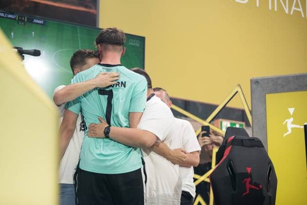 Grand Final of the Virtual Bundesliga 2023 Jonas Wirth Jonny, SC Paderborn 07 cheers after comeback against Umut Gueltekin RBLZ Umut, RB Leipzig Grand Final of the Virtual Bundesliga 2023, Koeln, Strassenkickerbase, 10 06 2023 Copyright: xBEAUTIFULxSPORTS Buriakovx