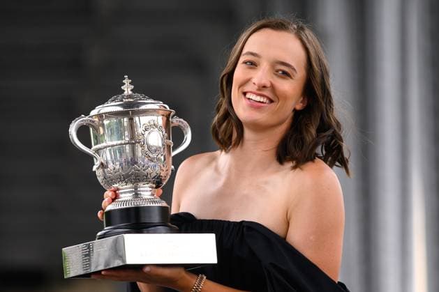 (230611) -- PARIS, June 11, 2023 -- Poland s Iga Swiatek poses with the Suzanne Lenglen Cup during a photocall a day after winning the women s singles final against the Czech Republic s Karolina Muchova at the French Open tennis tournament in Paris, June 11, 2023. (Photo by Xinhua) (SP)FRANCE-PARIS-TENNIS-FRENCH OPEN-PHOTOCALL-IGA SWIATEK JulienxMattia 