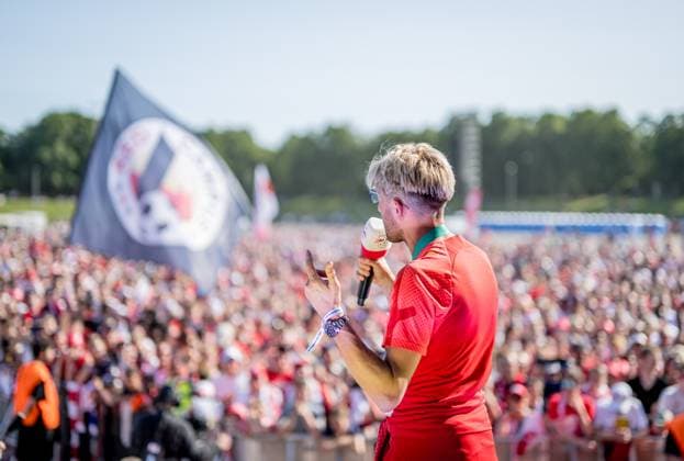 The team of RB Leipzig drives with a motorcade from the new city hall of the city to the festival meadow and is expected there by thousands of fans, here Kevin Kampl celebration on the festival meadow of RB Leipzig after the DFB Cup Final 2023 against Eintracht Frankfurt 4 June 2023 festival meadow Leipzig Saxony celebration festival meadow RB Leipzig Cup Final 2023