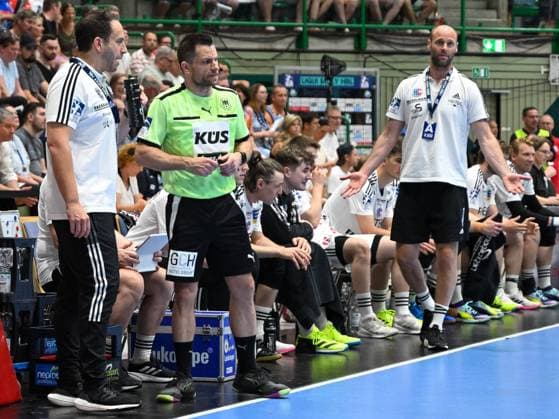 While Raul Alonso HC Erlangen, coach is in conversation with a referee, Olafur Stefansson HC Erlangen, co coach shows no understanding for the decision Bergischer HC vs HC Erlangen, handball, LIQUI Moly HBL, 33 matchday, season 2022 2023, 11 06 2023 Bergischer HC vs HC Erlangen, handball, LIQUI Moly HBL, 33 matchday, season 2022 2023, 11 06 2023 Wuppertal Copyright: xEibner-Pressefotox xThomasxHaeslx EP_EER