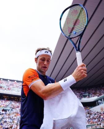 Mandatory Credit: Photo by Javier Garcia Shutterstock (13949284y) Casper Ruud towels off in the Final French Open Tennis, Day 15, Roland Garros, Paris, France - 11 June 2023 French Open Tennis, Day 15, Roland Garros, Paris, France - 11 June 2023  Copyright: xJavierxGarcia Shutterstockx 13949284y