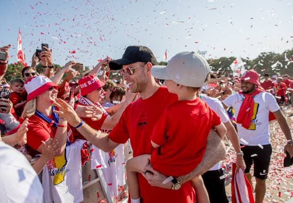 Das Team von RB Leipzig faehrt mit einem Autokorso vom neuen Rathaus der Stadt zur Festwiese und wird dort von tausenden von Fans erwartet, hier Torwart Torhueter Peter Gulacsi. Feier auf der Festwiese von RB Leipzig nach dem DFB-Pokalfinale 2023 gegen Eintracht Frankfurt. 4. Juni 2023 Festwiese Leipzig (Sachsen). Feier Festwiese RB Leipzig Pokalfinale 2023 *** The team of RB Leipzig drives with a motorcade from the new city hall of the city to the festival meadow and is expected there by thousands of fans, here goalkeeper Torhueter Peter Gulacsi celebration on the festival meadow of RB Leipzig after the DFB Cup Final 2023 against Eintracht Frankfurt 4 June 2023 festival meadow Leipzig Saxony celebration festival meadow RB Leipzig Cup Final 2023