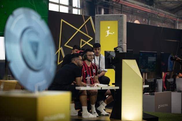 Grand Final of the Virtual Bundesliga 2023 Antonio Radelja AntonioRadelja, Eintracht Franfurt with the championship cup of the Virtual Bundesliga Grand Final 2023 Grand Final of the Virtual Bundesliga 2023, Cologne, Strassenkickerbase, 10 06 2023 Copyright: xBEAUTIFULxSPORTS Buriakovx