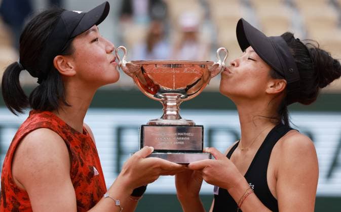(230611) -- PARIS, June 11, 2023 -- Wang Xinyu (L) of China Hsieh Su-Wei of Chinese Taipei kiss the Simonne Mathieu Cup after winning the women s doubles final against Leylah Fernandez of Canada Taylor Townsend of the United States at the French Open tennis tournament at Roland Garros in Paris, France, June 11, 2023. ) (SP)FRANCE-PARIS-TENNIS-ROLAND GARROS-FRENCH OPEN-WOMEN S DOUBLES GaoxJing 