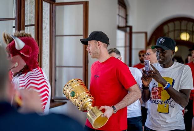 Das Team von RB Leipzig traegt sich im neuen Rathaus in das Goldene Buch der Stadt Leipzig ein, hier Torwart Torhueter Peter Gulacsi. Empfang RB Leipzig nach dem DFB-Pokalfinale 2023 gegen Eintracht Frankfurt. 4. Juni 2023 Neues Rathaus, Leipzig (Sachsen). Empfang RB Leipzig Pokalfinale 2023 *** The team of RB Leipzig signs the Golden Book of the City of Leipzig in the new City Hall, here goalkeeper Goalkeeper Peter Gulacsi reception RB Leipzig after the DFB Cup Final 2023 against Eintracht Frankfurt 4 June 2023 New City Hall, Leipzig Saxony reception RB Leipzig Cup Final 2023