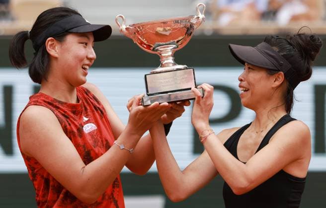 (230611) -- PARIS, June 11, 2023 -- Wang Xinyu (L) of China Hsieh Su-Wei of Chinese Taipei hold together the Simonne Mathieu Cup after winning the women s doubles final against Leylah Fernandez of Canada Taylor Townsend of the United States at the French Open tennis tournament at Roland Garros in Paris, France, June 11, 2023. ) (SP)FRANCE-PARIS-TENNIS-ROLAND GARROS-FRENCH OPEN-WOMEN S DOUBLES GaoxJing 