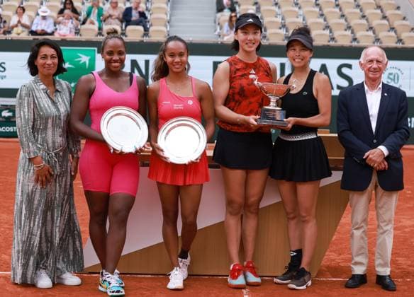 (230611) -- PARIS, June 11, 2023 -- First-placed Wang Xinyu (3rd R) of China Hsieh Su-Wei (2nd R) of Chinese Taipei and runner-up Leylah Fernandez (3rd L) of Canada Taylor Townsend (2nd L) of the United States pose for photos during the awarding ceremony for the women s doubles at the French Open tennis tournament at Roland Garros in Paris, France, June 11, 2023. ) (SP)FRANCE-PARIS-TENNIS-ROLAND GARROS-FRENCH OPEN-WOMEN S DOUBLES GaoxJing 