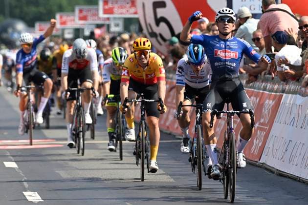Bilder des Jahres 2023, Sport 06 Juni Sport Themen der Woche KW23 Sport Bilder des Tages BRUGGE, BELGIUM - JUNE 11 : Philipsen Jasper (BEL) of Alpecin-Deceuninck, Jakobsen Fabio (NLD) of Soudal - Quick Step pictured during the UCI 1.1 Europe Tour 6th Euro Shop Elfstedenronde cycling race with start and finish in Brugge on June 11, 2023 in Brugge, Belgium, 11 06 2023 ( Motordriver Guy De Vuyst - Elfstedenronde cycling race 2023 Cycling Race PhotoNews Panoramic 