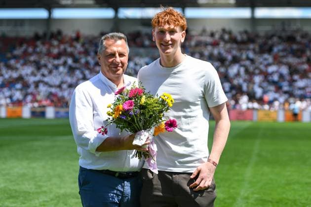 v.li.: Vizepräsident Peter Wagstyl (Unterhaching) übergibt in der Halbzeitpause dem frisch gebackenen U17, U 17 Europameister und U17-Spieler der SpVgg Unterhaching Konstantin Heide eine Strauß Blumen, 11.06.2023, Unterhaching (Deutschland), Fussball, Relegation zur Dritten Liga, SpVgg Unterhaching - FC Energie Cottbus *** v li Vice President Peter Wagstyl Unterhaching hands over a bouquet of flowers to the newly crowned U17 European Champion and U17 player of SpVgg Unterhaching Konstantin Heide during the half-time break, 11 06 2023, Unterhaching Germany , Football, Relegation to the Third League, SpVgg Unterhaching FC Energie Cottbus xslx